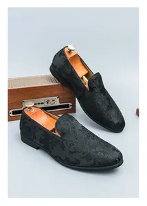 Detailansicht schwarzer Loafer mit aufwendiger Blumenstickerei und Schuhspannern