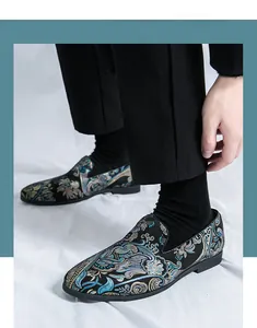 Detailansicht der bestickten Herren-Loafer im chinesischen Stil in Schwarz-Blau