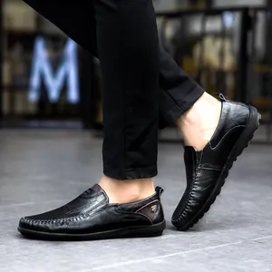 Seitenansicht von hochwertigen Herren-Leder-Slippern mit handgenähten Details