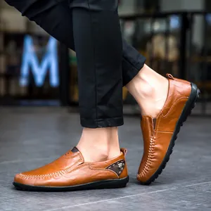Braune Herren-Mokassins aus Leder mit handgenähten Details, von einem Model getragen