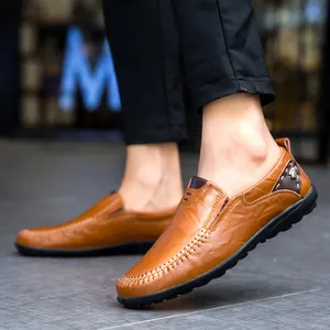 Nahaufnahme von braunen Leder-Loafers mit handgenähten Nähten und strukturierter Oberfläche