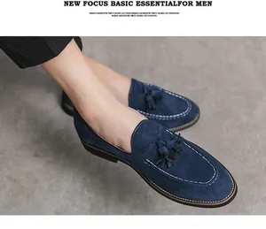 Detailansicht blauer Wildleder-Loafer mit Quasten für Herren im eleganten britischen Stil