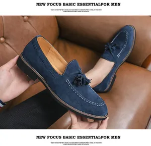 Detailansicht der blauen Slipper aus Wildleder für Herren mit Quastenverzierung