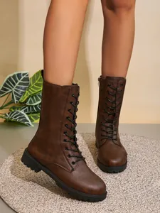 Botas de media caña marrón vintage con cremallera lateral y cordones en alfombra