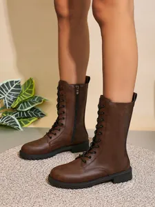 Elegantes botas de combate marrón de media pantorrilla con cremallera lateral de mujer.