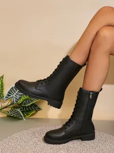 Botas negras de media pantorrilla con cordones y cremallera lateral en el pie
