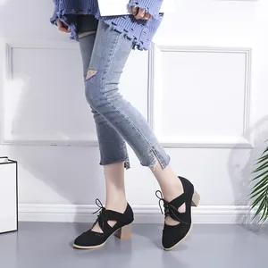 Chaussures rétro noires à lacets et talons épais avec découpes, style britannique chic.