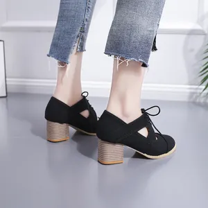 Vue détaillée de chaussures vintage noires à lacets et découpes avec talons blocs élégants