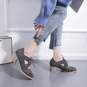 Vue détaillée des chaussures richelieus vintage grises à talons hauts pour femmes