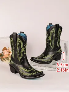 Vue détaillée des bottes de cowboy brodées vert citron avec un talon de 5,5 cm pour femme