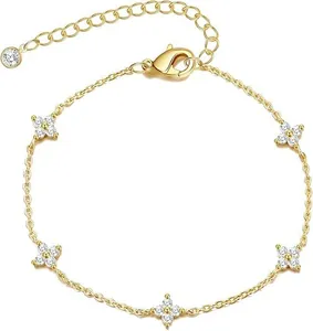 Gros plan du bracelet plaqué or 18 carats avec breloques fleurs en zircon