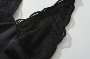 Nahaufnahme von schwarzer Blumenspitze und Satinstoff eines sexy Neckholder-Kleids