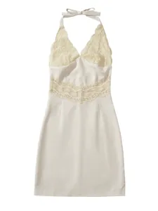 Elegantes elfenbeinfarbenes Neckholder-Minikleid mit Spitze und schmaler Passform für Damen.
