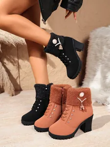 Detailansicht von Damen Stiefeletten mit Blockabsatz, Strickbündchen und Perlen.