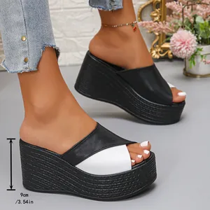Detail van zwart-witte platform sandalen met sleehak en een hakhoogte van 9 cm.