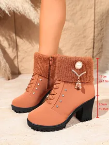 Detailansicht brauner Damen-Stiefeletten mit hohem Absatz, Strickbündchen und Perlen.