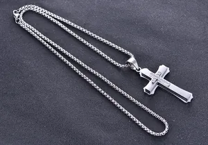 Detailansicht der Herren-Halskette aus Titanstahl mit mehrlagigem Kreuz und Zirkon