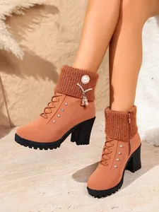 Detail der Damen-Stiefeletten mit Blockabsatz in Hellbraun mit Strickkragen und Perlen.