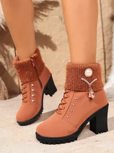Detailansicht braune Damenstiefeletten mit Blockabsatz, Strickkragen und Perlenanhänger