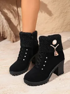 Elegante schwarze Stiefeletten mit hohem Absatz, Strickbündchen und glitzernden Strasssteinen