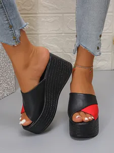 Detailweergave van zwarte en rode sleehak sandalen voor dames met een dikke plateauzool