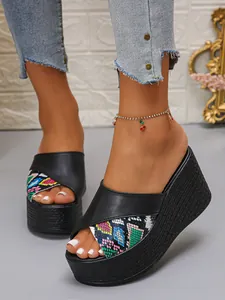 Trendy dames sandalen met plateauzool en sleehak met kleurrijke slangenprint bandjes