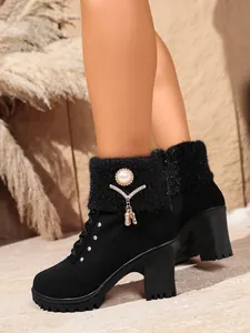 Elegantes Detail schwarzer Damen-Stiefeletten mit Blockabsatz, Pelzmanschette und Perle