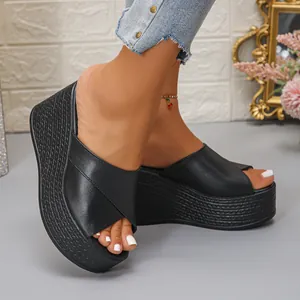 Detailopname van stijlvolle zwarte dames sandalen met sleehak en geweven textuur