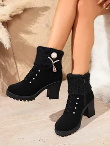 Detailansicht schwarzer Stiefeletten mit Strickbündchen und Perlenverzierung.