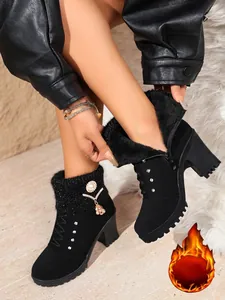 Detailansicht des dicken warmen Fellfutters dieser schwarzen Stiefeletten mit Blockabsatz.