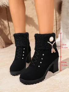 Detailansicht: 8,5 cm Blockabsatz und 13 cm Schafthöhe der schwarzen Strick-Stiefeletten.