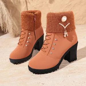 Elegante Damenstiefeletten mit Blockabsatz, Strickkragen und feiner Perlenverzierung