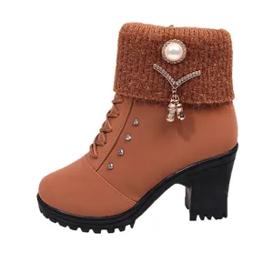 Elegante braune Martin Boots mit Blockabsatz, Strickkragen und Perlenapplikation
