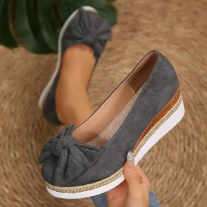 Κοντινή λήψη γκρι loafers με πλατφόρμα, διακοσμητικό φιόγκο και σόλα με γιούτα