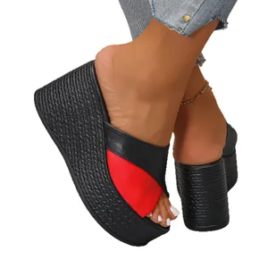 Stijlvolle dames sandalen met sleehak en plateau in rood en zwart voor zomerse dagen