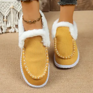 Makro-Detail von gelben Cord-Loafers mit gemütlichem weißem Kunstfellfutter und Nähten.