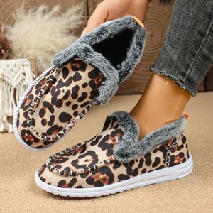 Bequeme Loafer mit Leopardenmuster, grauem Kunstfellfutter und weißen Gummisohlen