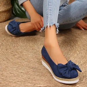 Άνετα μπλε loafers πλατφόρμας για γυναίκες με διακοσμητικό φιόγκο και σφηνοειδή σόλα