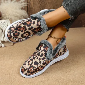 Stilvolle Slipper mit Leopardenmuster, gemütlichem grauem Kunstpelz und Nähten