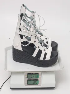 Weiße Plateau-Gladiatorsandalen mit Ausschnitten, Nieten und Schnürsenkeln, 0,410 kg