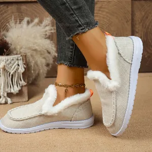 Bequeme Damen-Slipper in Haferflockenfarbe mit weißem Kunstfellfutter und Gummisohle