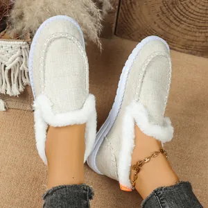 Lässige flache Damen-Slipper in Beige mit weichem weißem Fellfutter an den Füßen