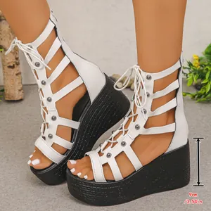 Detailansicht des 9 cm Keilabsatzes an weißen Gladiator-Sandalen mit Nieten