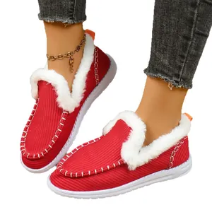 Rote Cord-Loafer mit weißem Kunstfellfutter und flacher weißer Gummisohle für Damen.