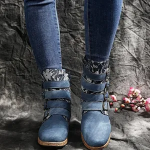 Detailansicht von Bohemian-Stickerei-Denim-Stiefeln mit mehreren Schnallen und Blumenmustern