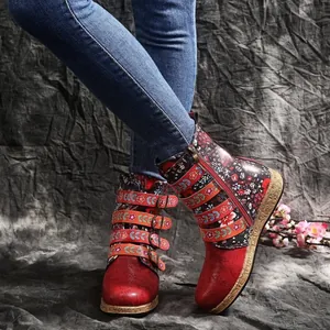 Detailansicht der böhmischen roten Blumenstiefeletten mit Stickereien und Ethno-Mustern