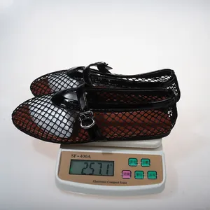 Démonstration du poids de ballerines en mesh noir ultra-légères, pesant 257,1 g.