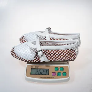 Ballerines légères en maille blanche pour femmes sur une balance pesant 262,9 grammes