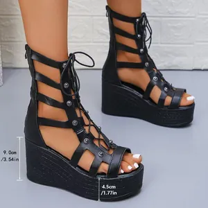 Detailansicht schwarzer Gladiator-Keilsandalen mit 9 cm Absatz und Plateau-Maßen