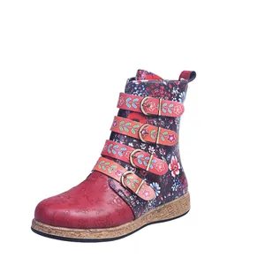 Nahaufnahme von bestickten Halbstiefeln im Boho-Stil mit bunten floralen Mustern